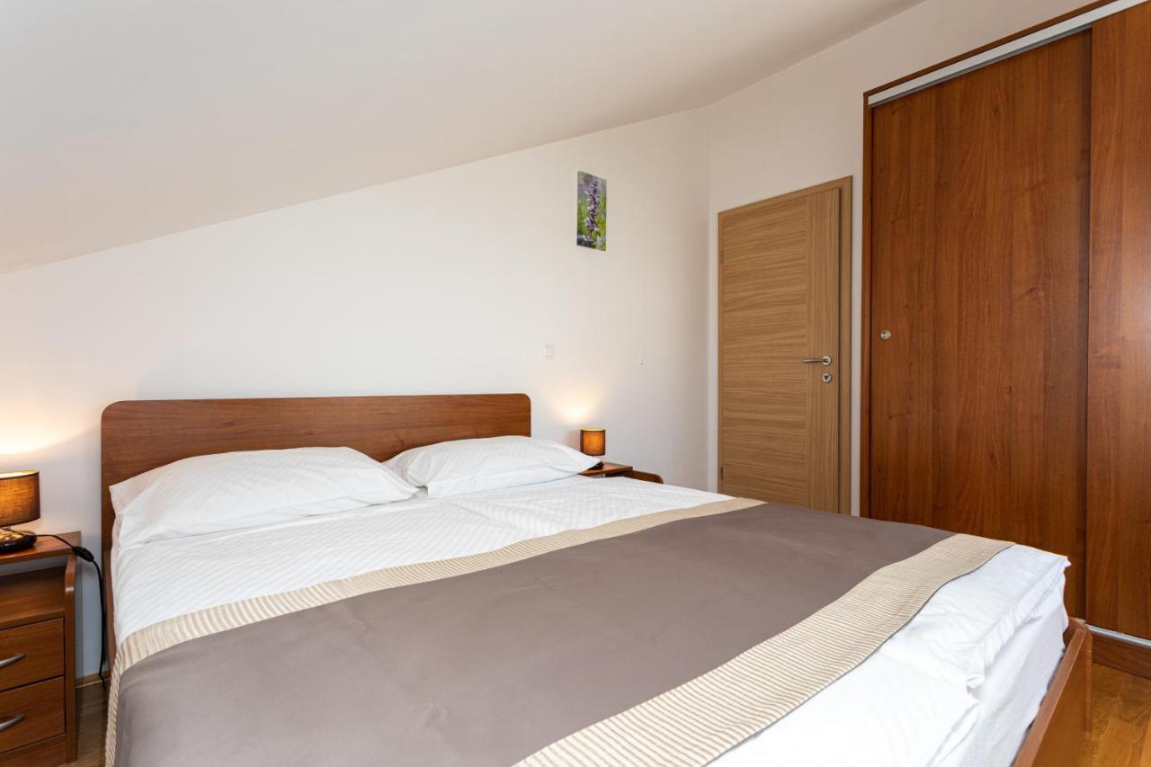 Apartments Crnekovic V Baška Eksteriør billede